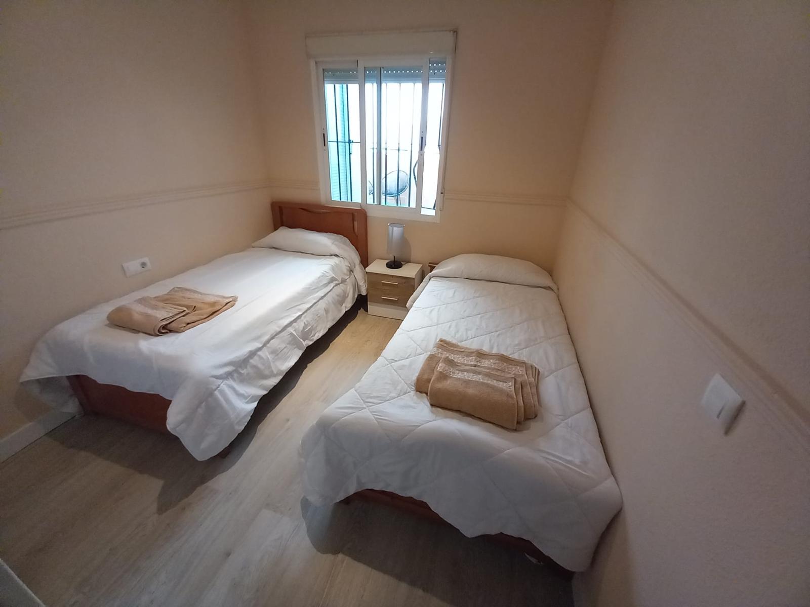 Dormitorio con dos camas