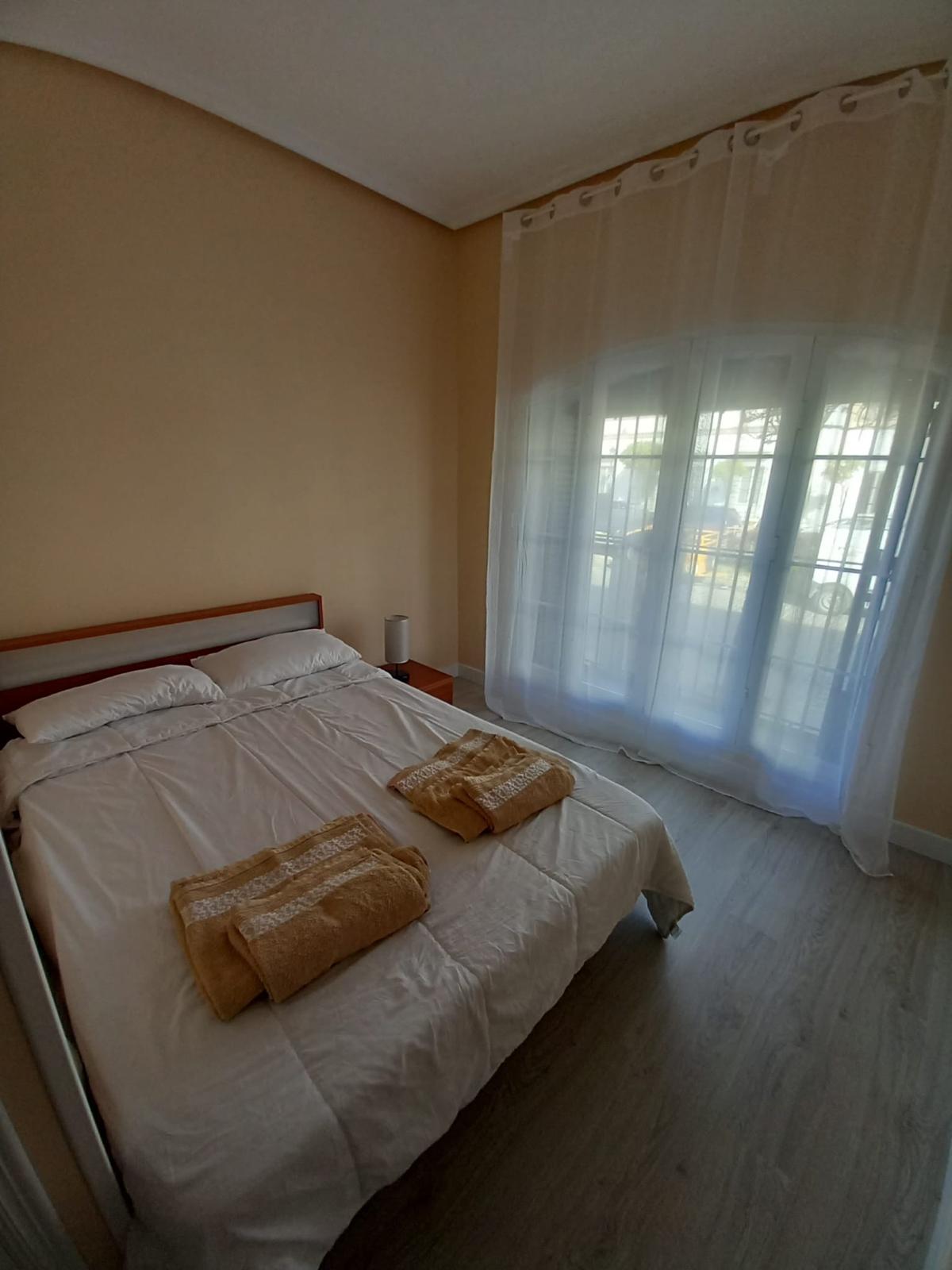 Dormitorio principal con cama doble